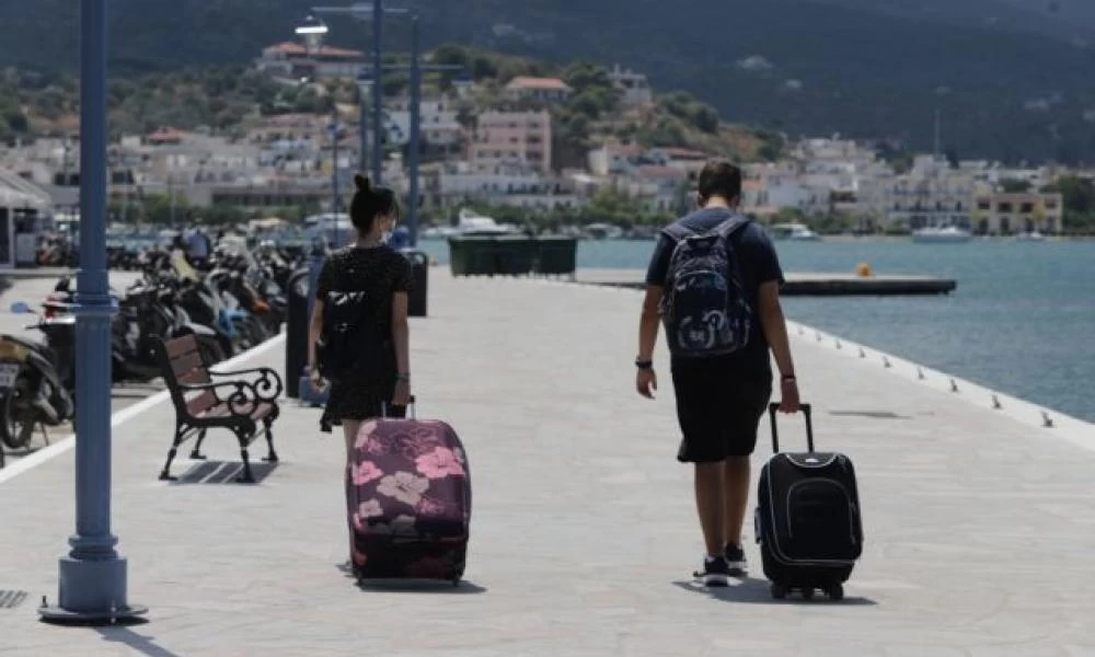 Ερημώθηκε ο Πόρος: Φεύγουν οι τουρίστες λόγω έξαρσης κορονοϊού